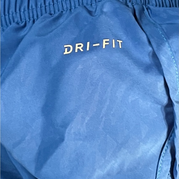 Women’s Nikes running shorts - Picture 3 of 5